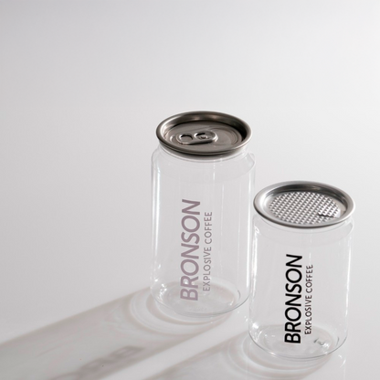 Dos latas PET transparentes reutilizables para bebidas, una con tapa easy open y otra con tapa para termosellado, sobre un fondo gris claro.